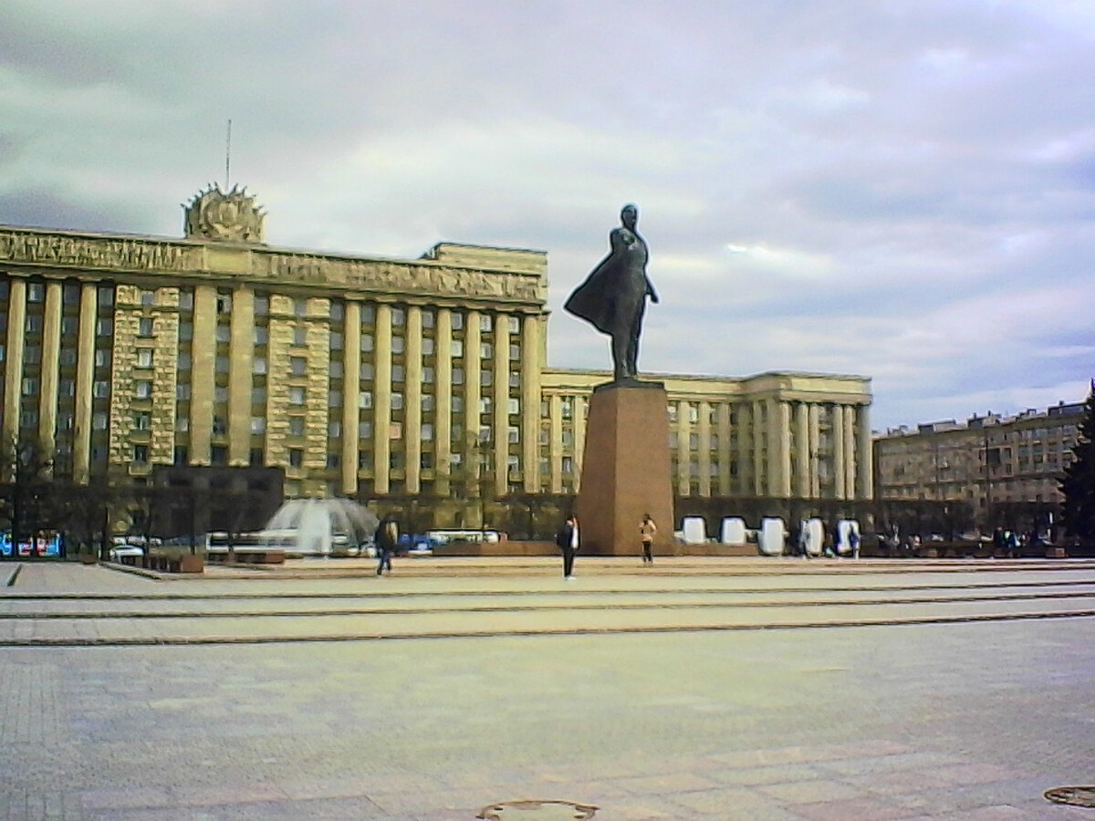 Дом Советов с памятником В.И.Ленину(фото автора).