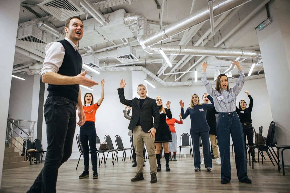 король говорит курсы ораторского.