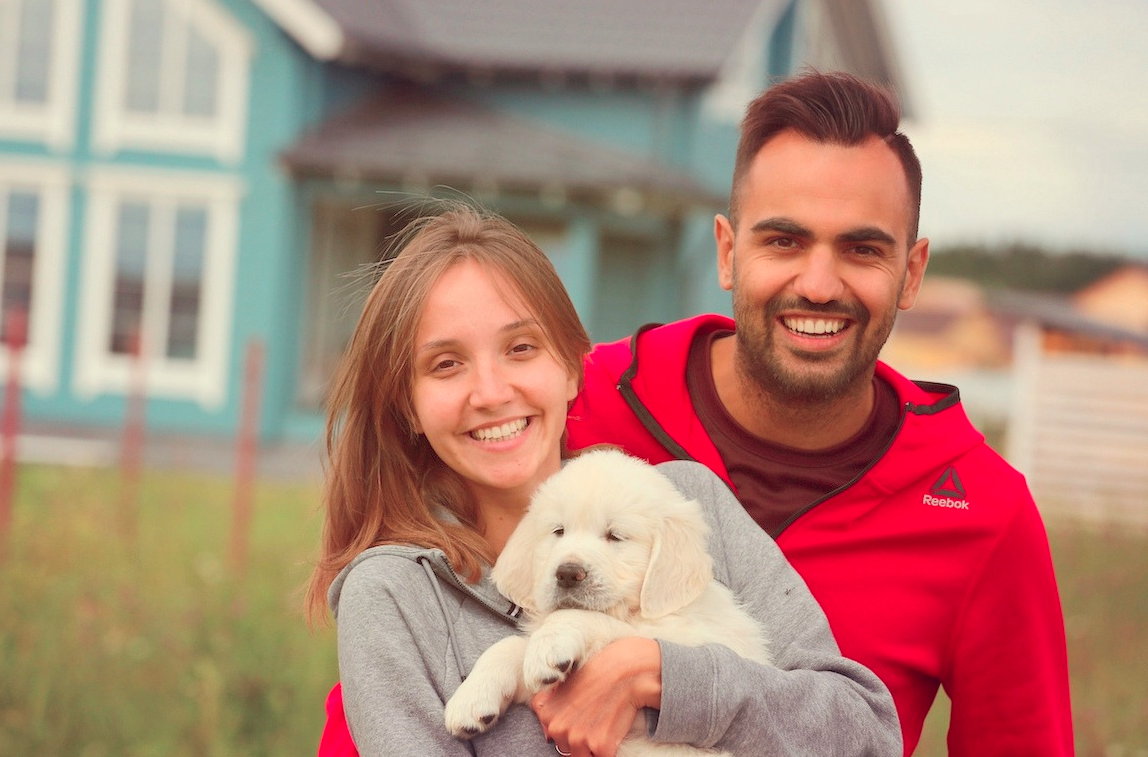 на фото выпускник нашего питомника Эльмедано Дисней "Симба" и его счастливая семья. Симба тоже был подарком, очень долгожданным и осознанным. Его "будущие родители" приехали в первый раз к нам в момент, когда Руби была беременная за неделю до родов.