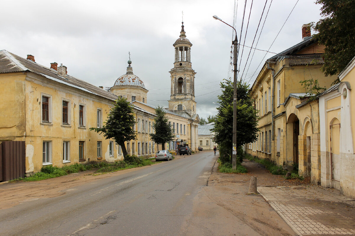 Улица Луначарского, самый центр Торжка. Тротуаров нет, дома разваливаются