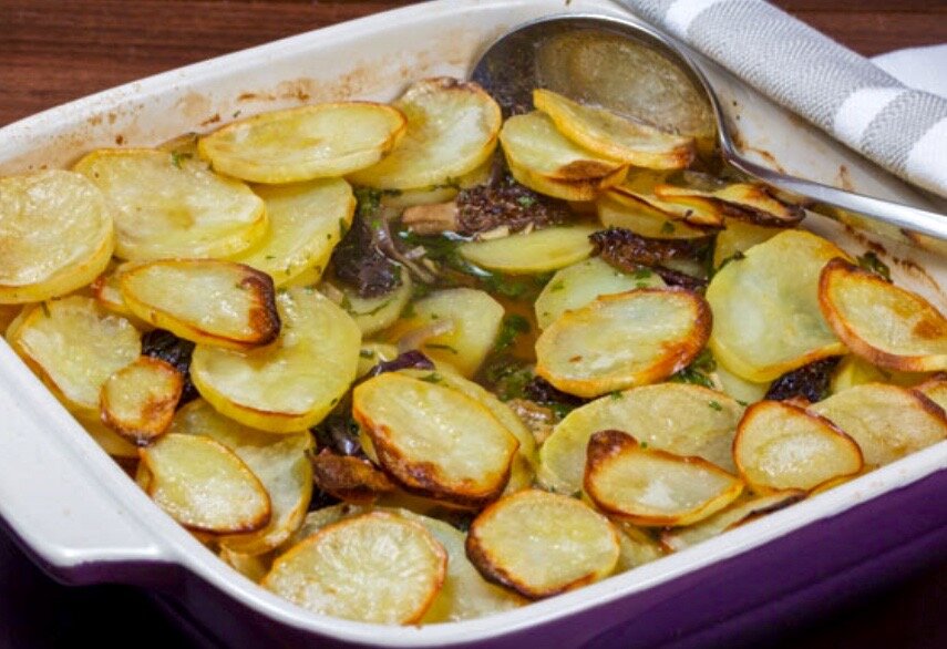 Запеченный картофель со сморчками.