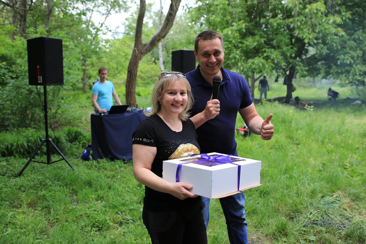 Организатор мероприятия и девушка, которая принесла торт. Фото сообщества SIB23