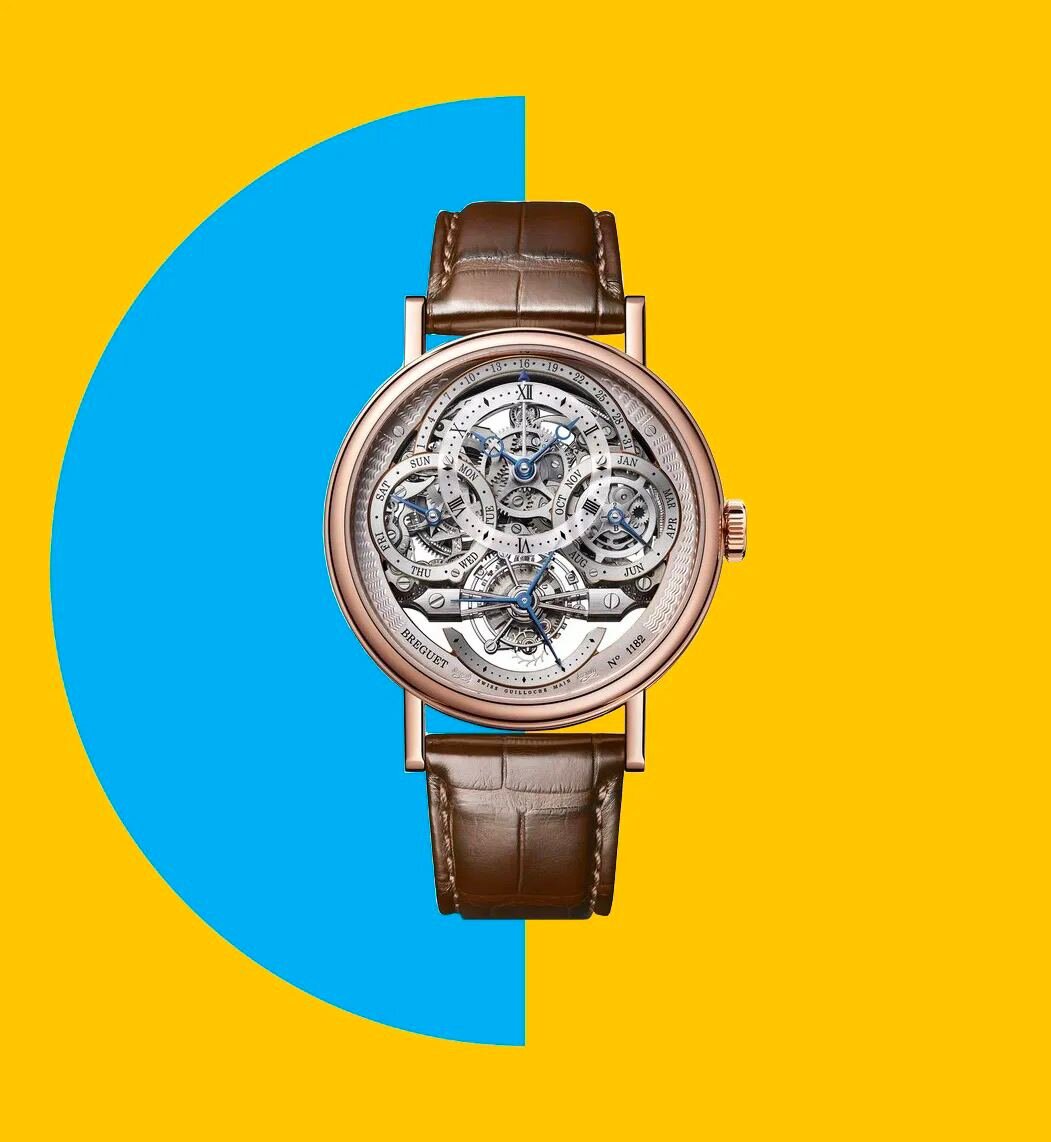 И хотя модель изобрели аж в 1760-м, настоящей популярностью такие часы начали пользоваться лишь 200 лет спустя. Во второй половине XX века был изобретен кварцевый механизм, который легко собрать и который очень точно работает. И который стоит намного меньше, чем механический. Швейцарские часовые бренды забеспокоились: как снова убедить клиентов покупать дорогие и крутые модели? Продемонстрировать им всю красоту и мощь механического механизма. Чтобы превзойти свое мастерство и впечатлить тем, как сложно могут быть устроены часы, мастера стали собирать скелетоны. Да, кварц все равно наводнил рынок, но коллекционеры и настоящие фанаты скупали модели с прозрачным циферблатом, которые были вершиной часового искусства.