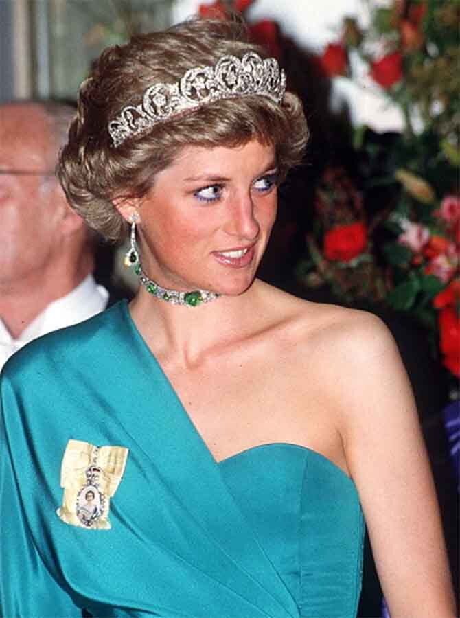 Принцесса Диана на банкете в Claridge's в тиаре Spencer, колье-чокере Королевы-матери с бриллиантами и кабошонами изумрудов (свадебный подарок королевы Елизаветы II), серьгах с изумрудами и бриллиантами и  с орденом Королевской Семьи, 1988 год