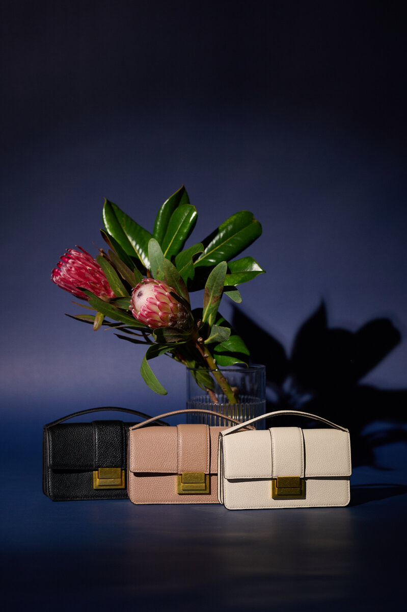 Adelle mini в оттенках caviar, sandstone и vanilla