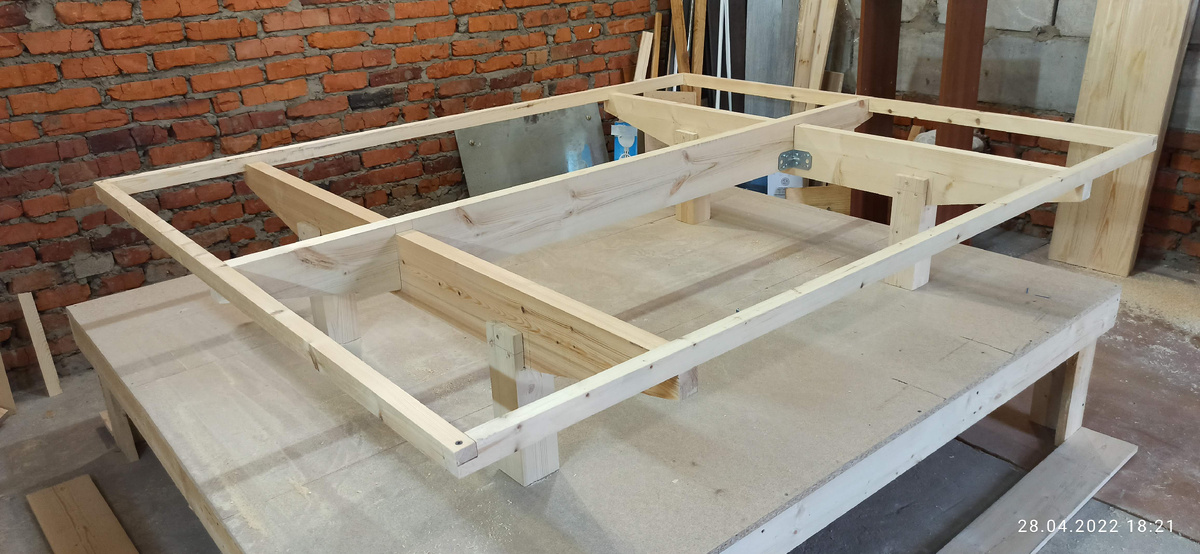 Периметр собран из бруса 20х40. Ножки с пропилом в центре.