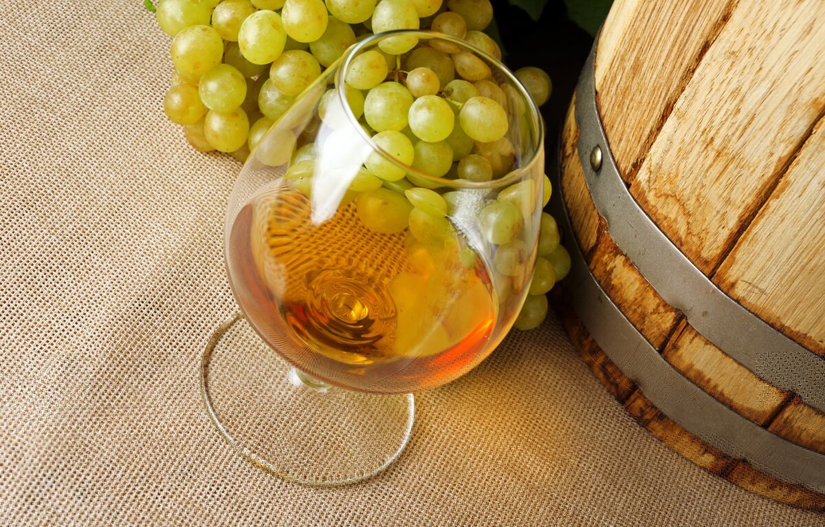Коньяк (с) goodfon.ru/wallpaper/alkogol-konyak-vinograd