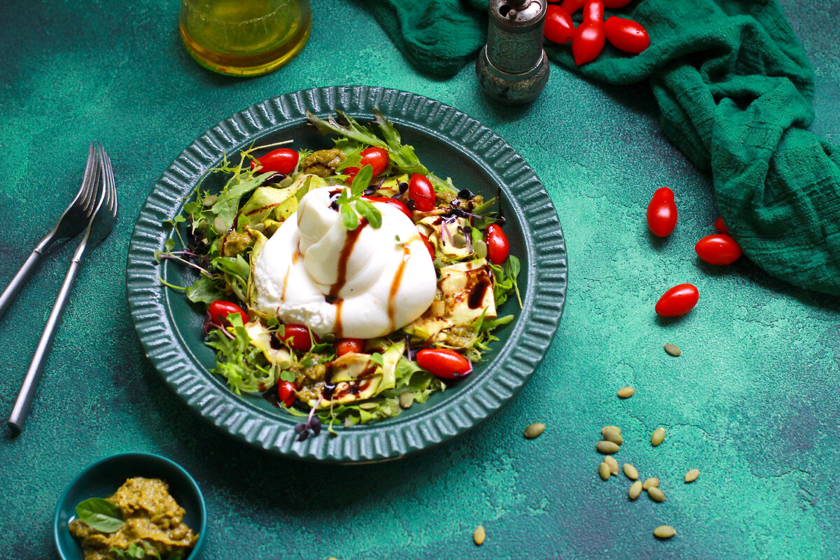 Закуска из кабачков с бурратой и помидорами от Елены Некрасовой: низкоуглеводные рецепты на ее канале https://t.me/urbanistka_vl