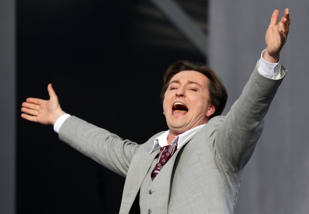 Выступать на большую аудиторию. Выступающий на конференции. Выступает перед аудиторией. Сергей безруков о зарплате учителей. Путин как оратор.