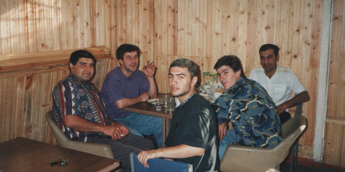 Мамука в сиреневой футболке с сигаретой в руке. Единственное его фото в моём личном архиве.