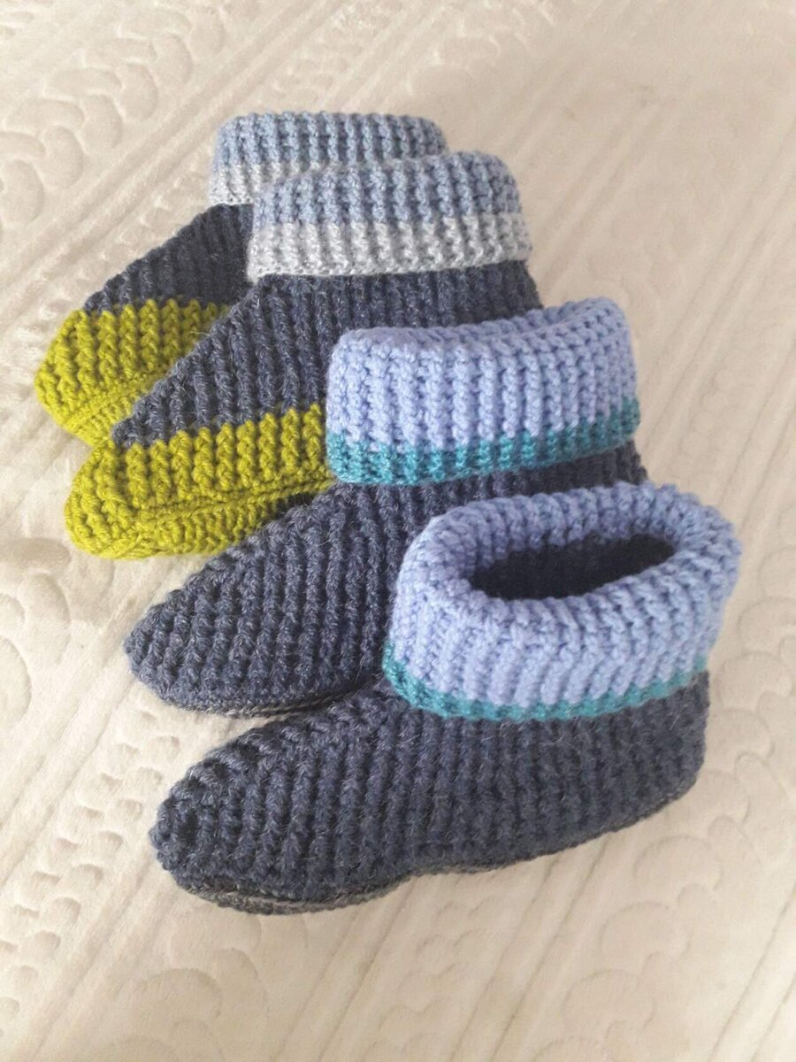 А эти тапочки вязала крючком для внуков..