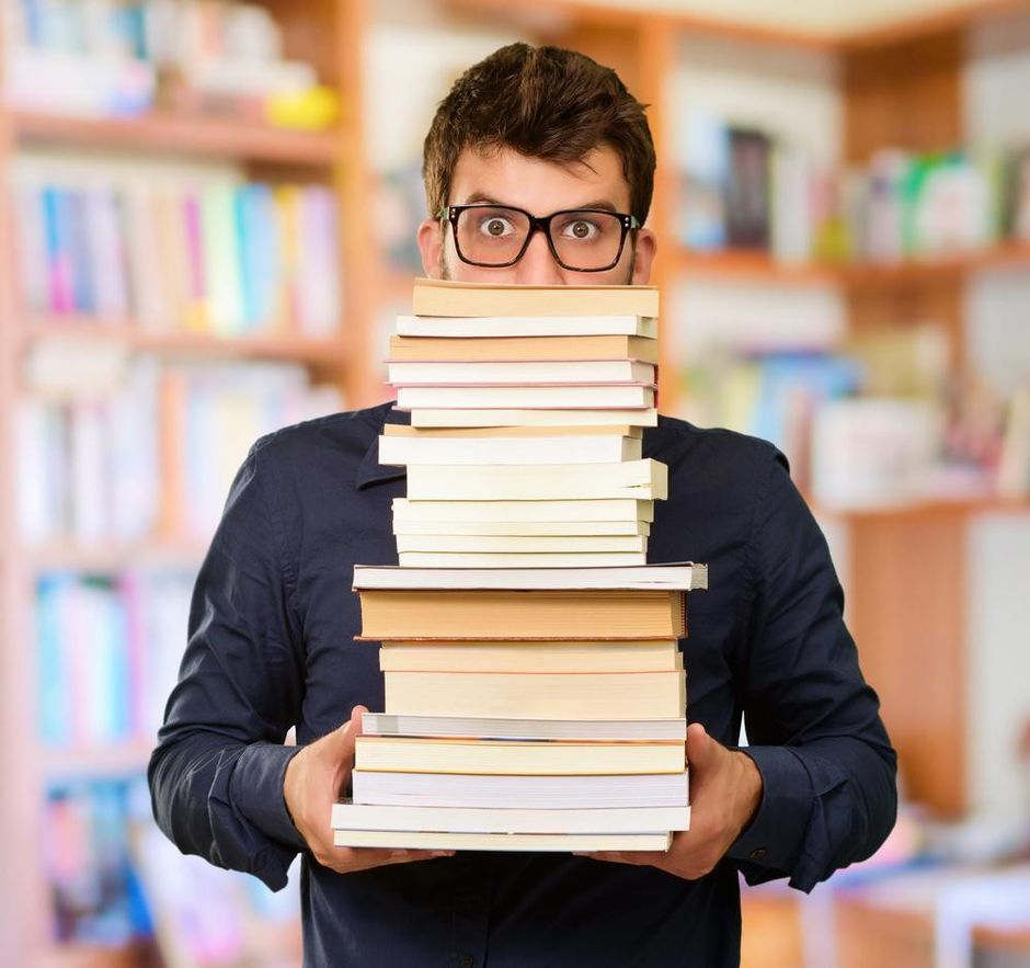 Пятистами книгами. Студент с книгами. Книга человек. Человек студент. Студенты в библиотеке.