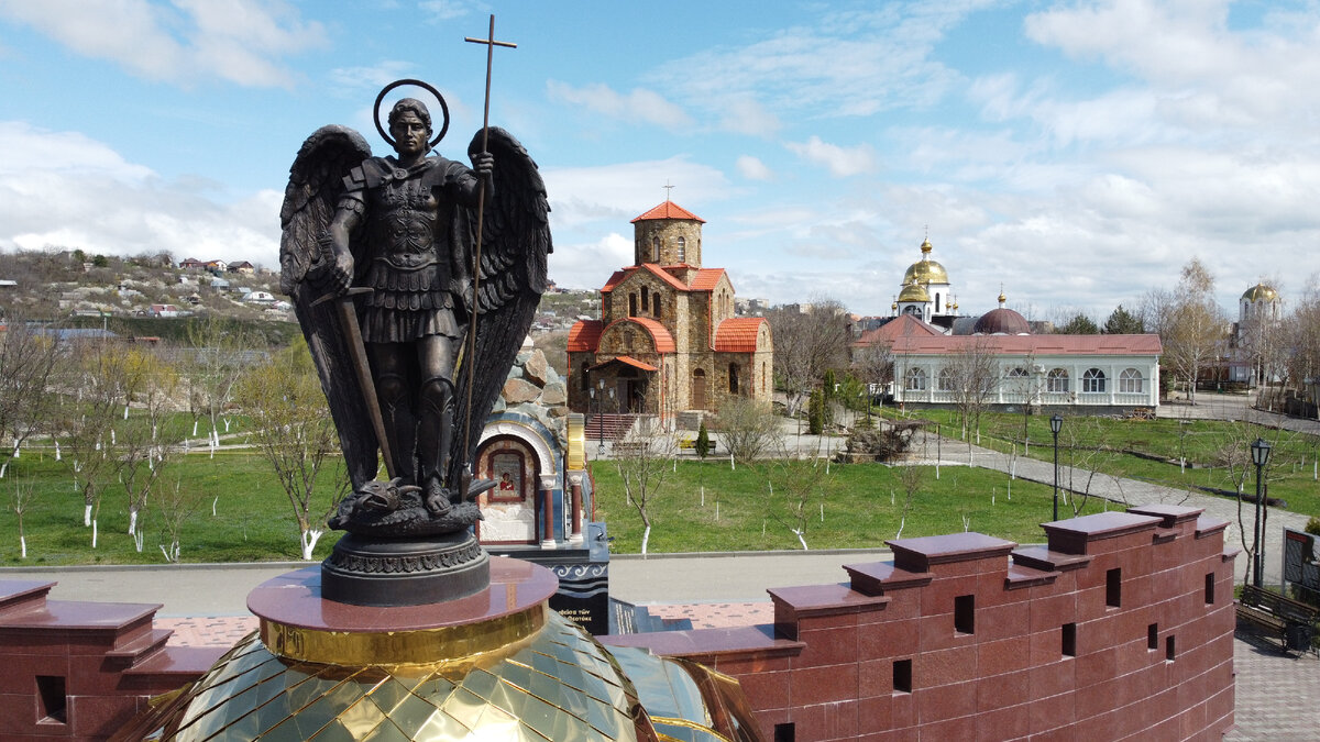 Территория Храмового комплекса (апрель 2022 года)