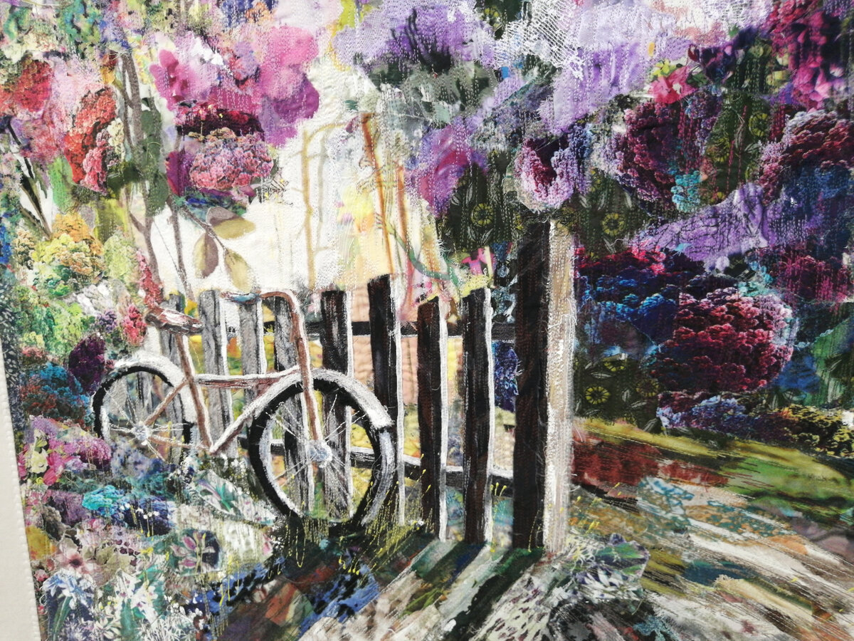 Трудно поверить, но эта картина "написана" лоскутками ткани. 