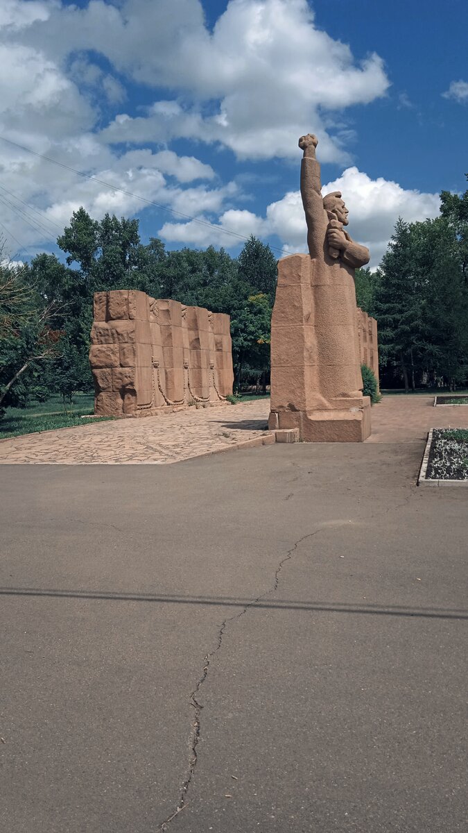 За их спинами арка, ведущая к роддому. 