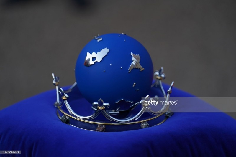 Глобус Содружества,  при его создании использовались - золото, серебро, бриллианты и платина.