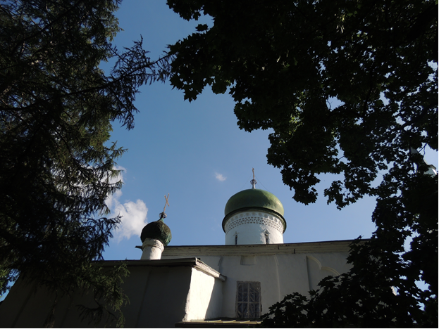 Церковь Анастасии Римлянки – сохраненное в веках изящество. Внутри находятся чудесные иконы с ликами святых. Долгие годы в храме располагалось книгохранилище Псковской областной научной библиотеки. 