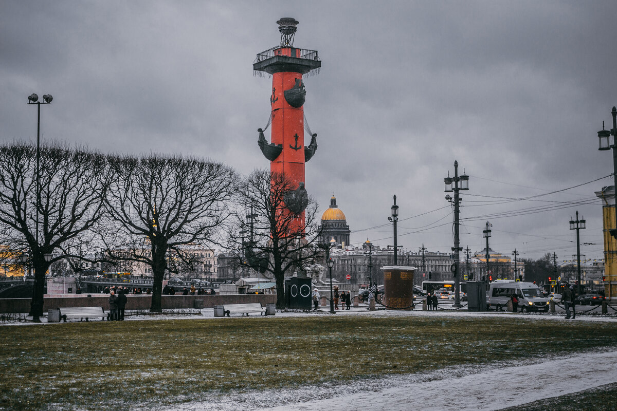 Вид на колонну зимой. Личный фотоархив.