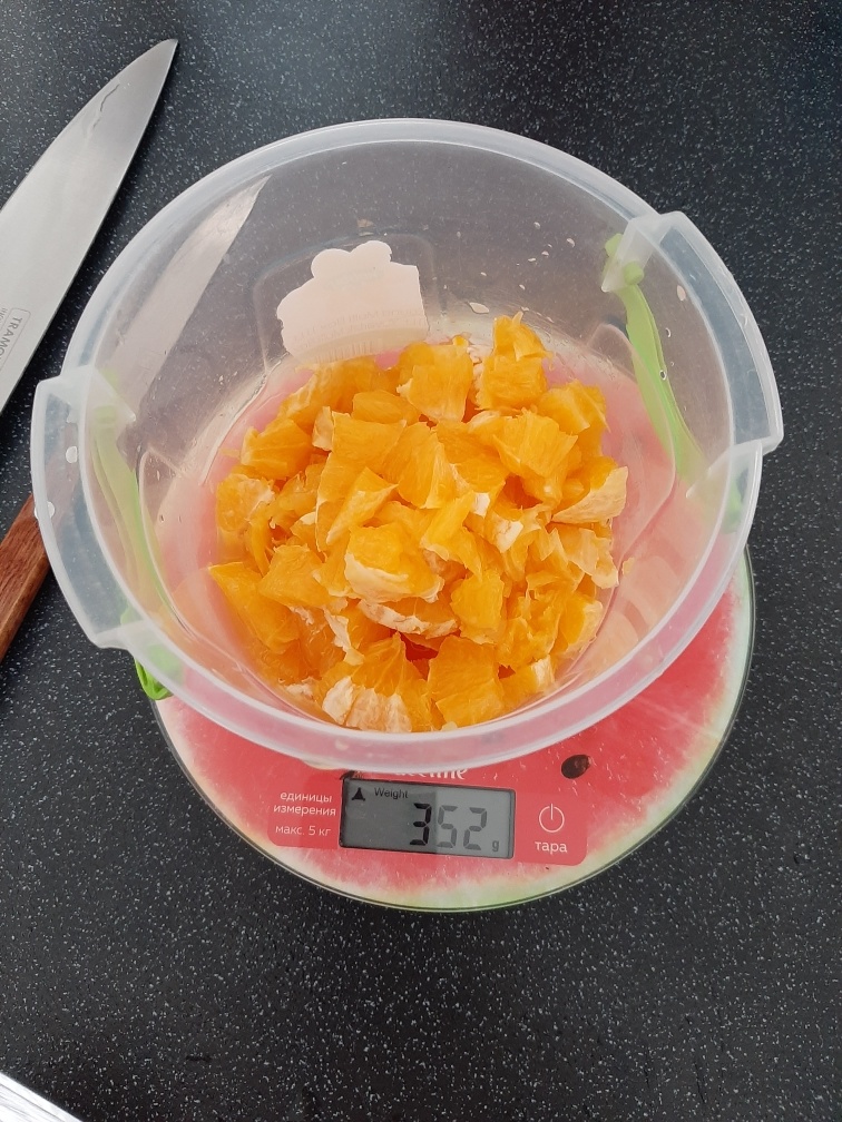 55 грамм весит тара, поэтому здесь около 300 грамм мякоти. Это с трех небольших апельсинов.