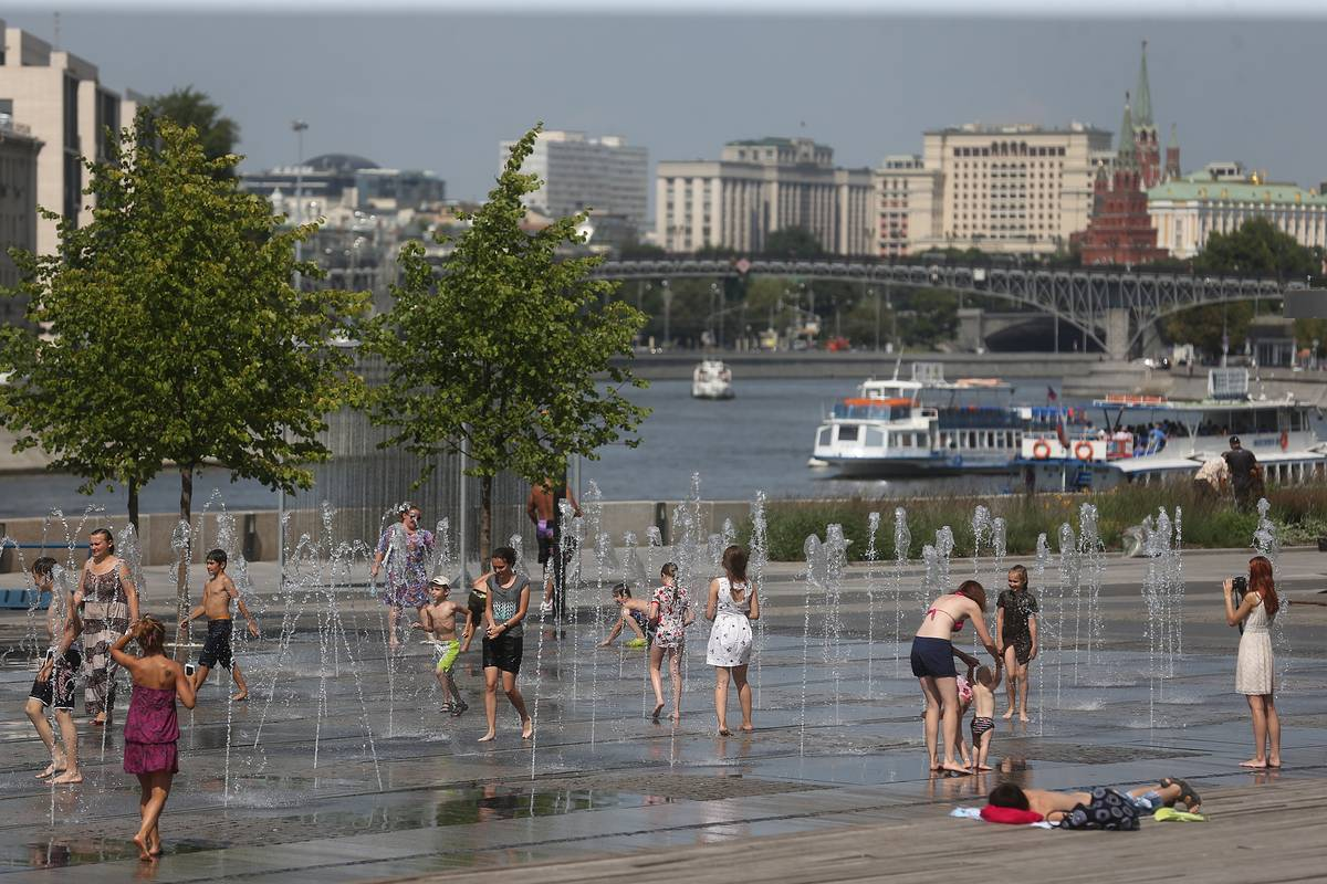 Самая жара в какое время. Жара в Москве. Жаркое лето в Москве. Москва лето жара. Москва летом.