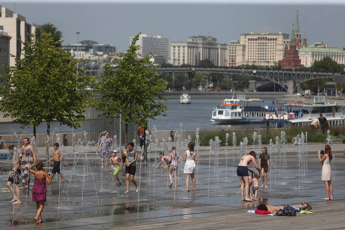 В городе просто жара. Аномальная жара в Москве. Жара в Питере 2010. Аномальная жара 2010 в СПБ. Самое жаркое лето в Москве 2010.