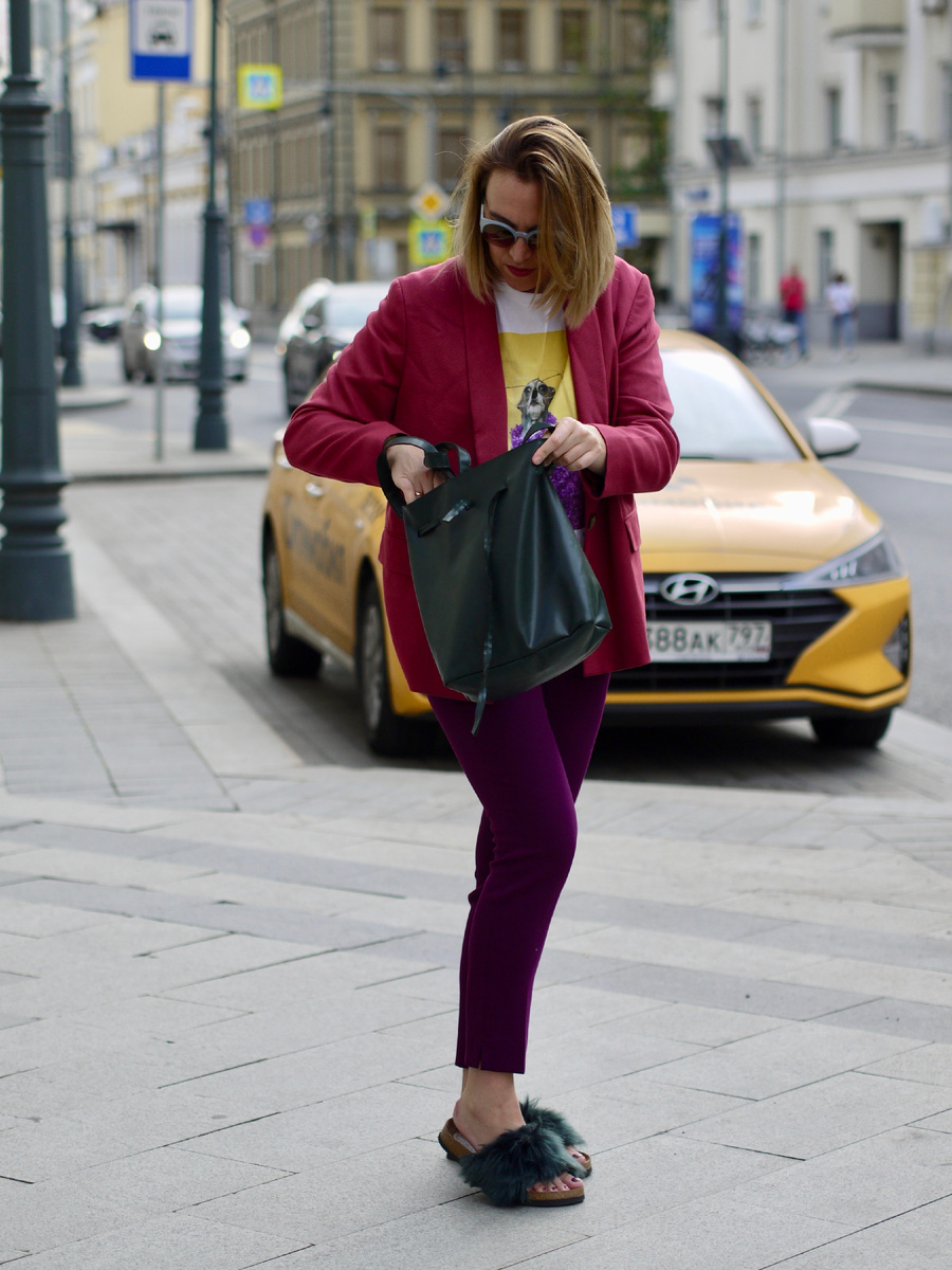 Насыщенный фиолетовый в рисунке на футболке и в цвете брюк