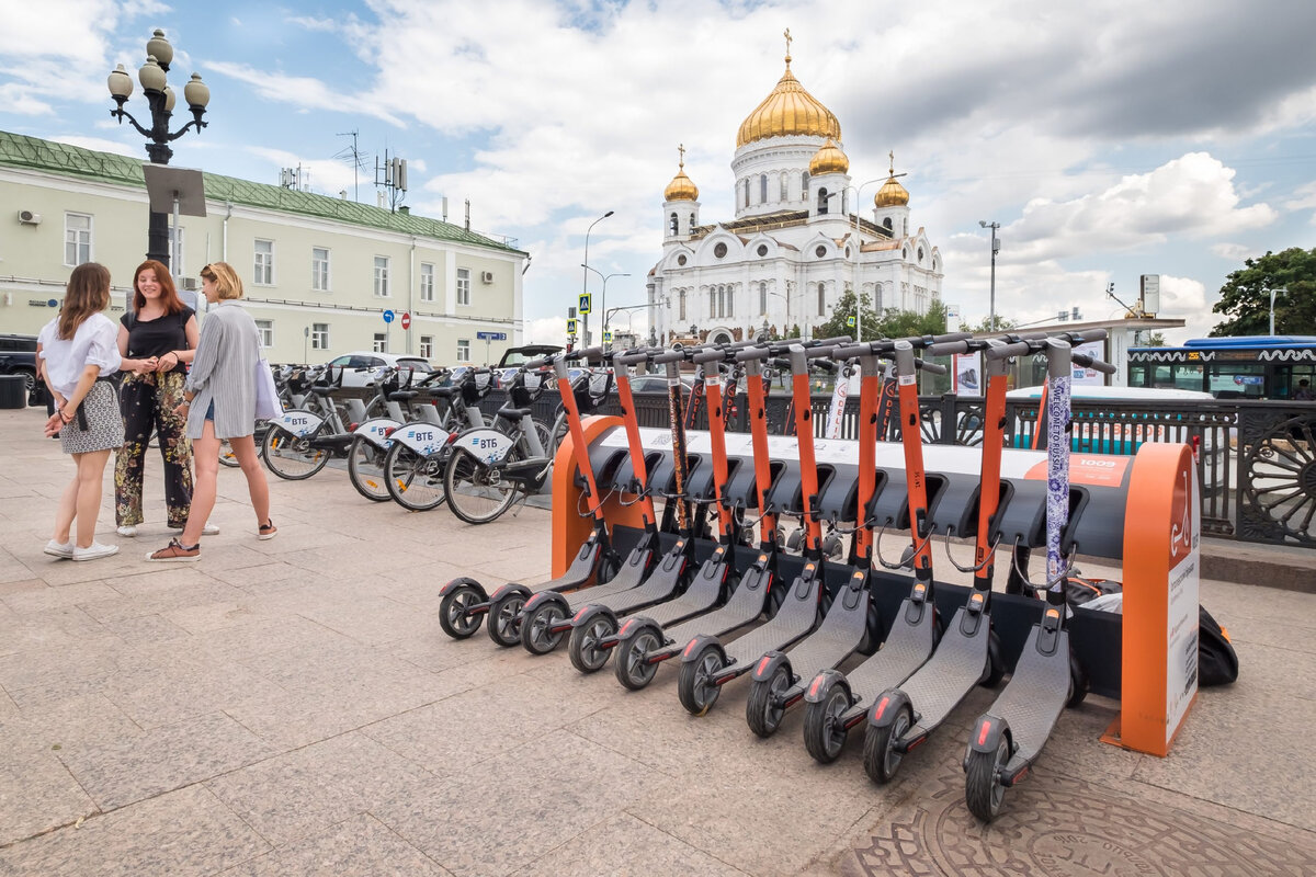 Интересный прокат. Электросамокат кикшеринг. Кикшеринг в Москве. Кикшеринг электросамокатов. Электросамокаты Шеринг стоянка.