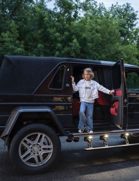    Тимати привез дочь на открытие ресторанаСоцсети Тимати