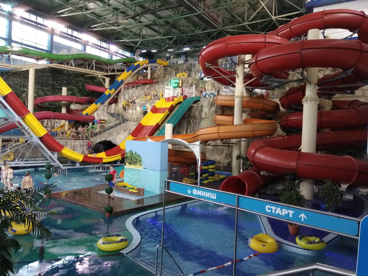 Это аквапарк《Лимпопо》                                           Толстая красная труба справа – это《Анаконда》Тонкая красная труба слева –《Чёрная дыра》Полосатая красно-жёлтая дуга – это《Волна》