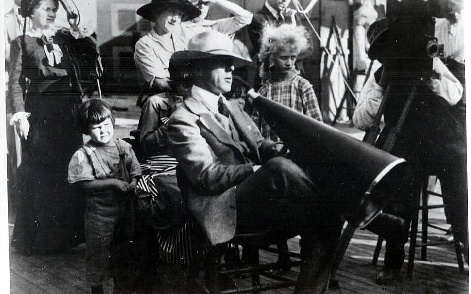 Дэвид Уорк Гриффит на съемках фильма «Нетерпимость», 1916