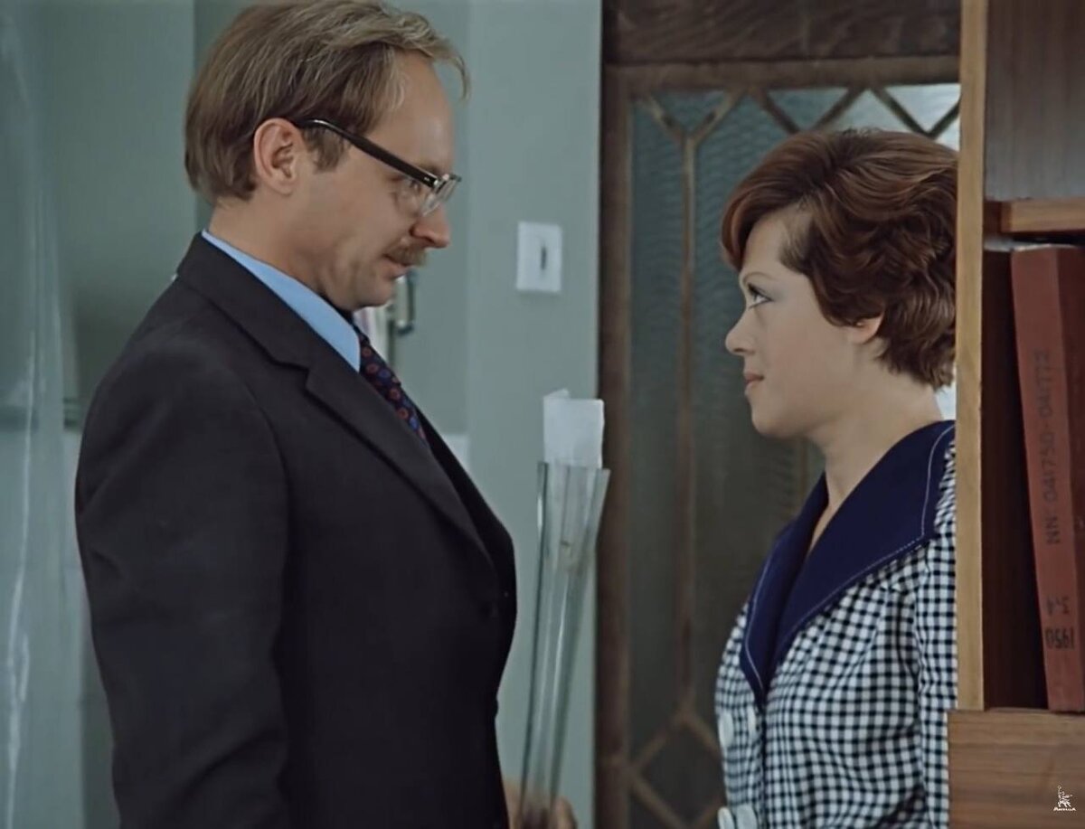 Кадр из фильма "Служебный роман" (1977)
