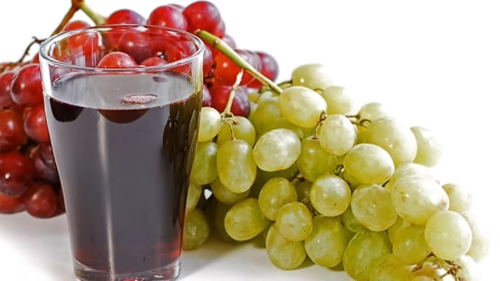 Вино из сока винограда. Виноградный сок. Напиток с виноградом. Виноградный сок для детей. Шаббатний виноградный сок.