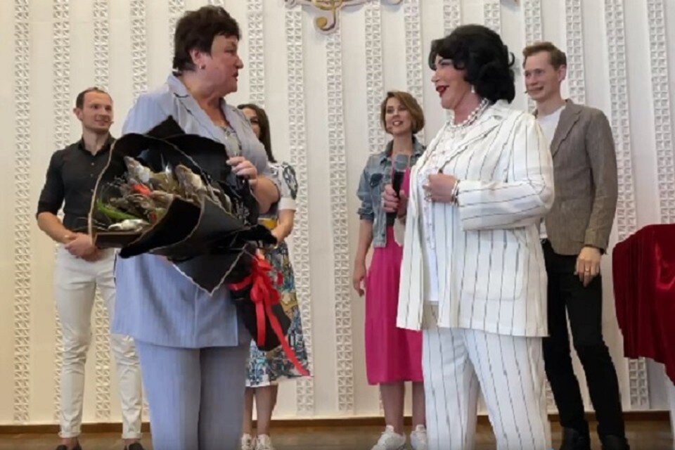     Глава горсовета Керчи пояснила, что в черной упаковке - рыба. Фото: Скрин из видео/Надежда Бабкина/Telegram