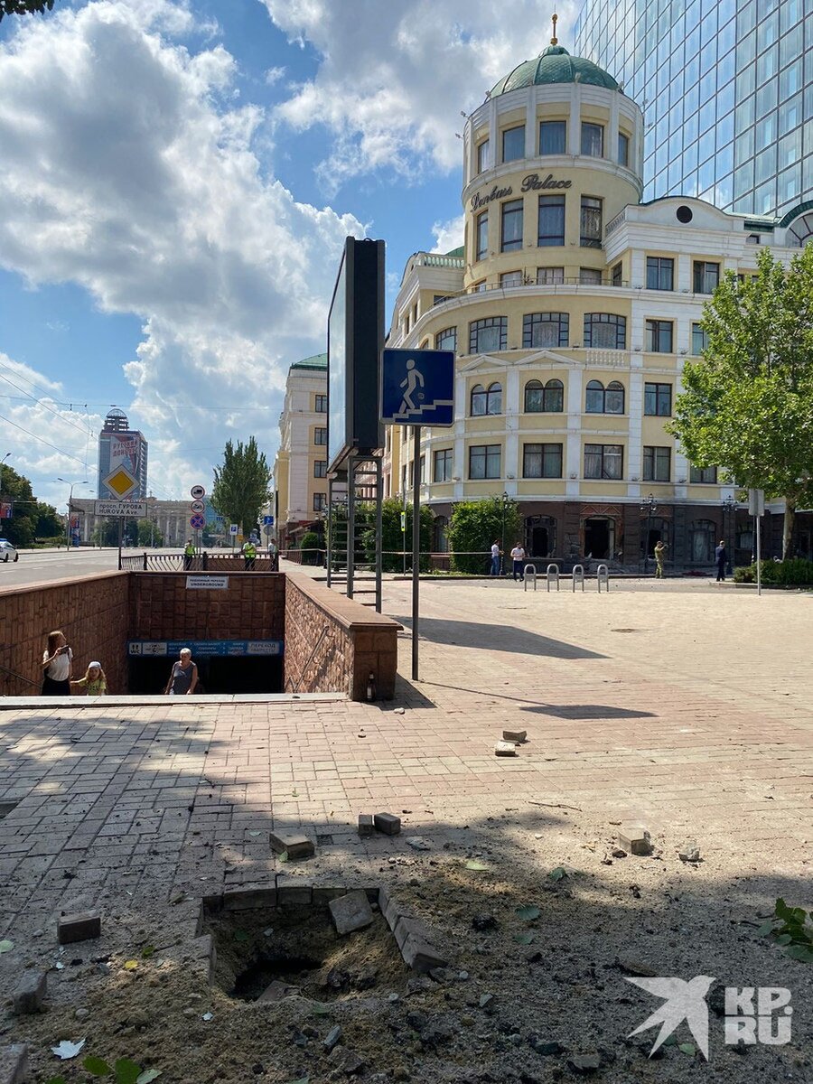     Украина, при всем ее скотстве и ненависти к нам, никогда не опускалась до обстрелов похорон и церемоний прощания. Сегодня, остатки этой человечности на Украине закончились. Дмитрий СТЕШИН