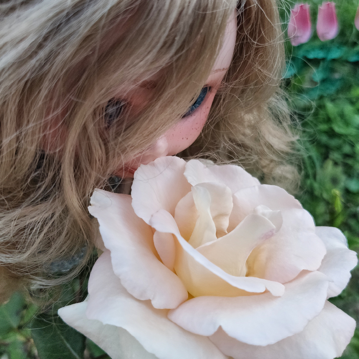 "Один не разберет, чем пахнут розы,  Другой из горьких трав добудет мед... " Омар Хайям