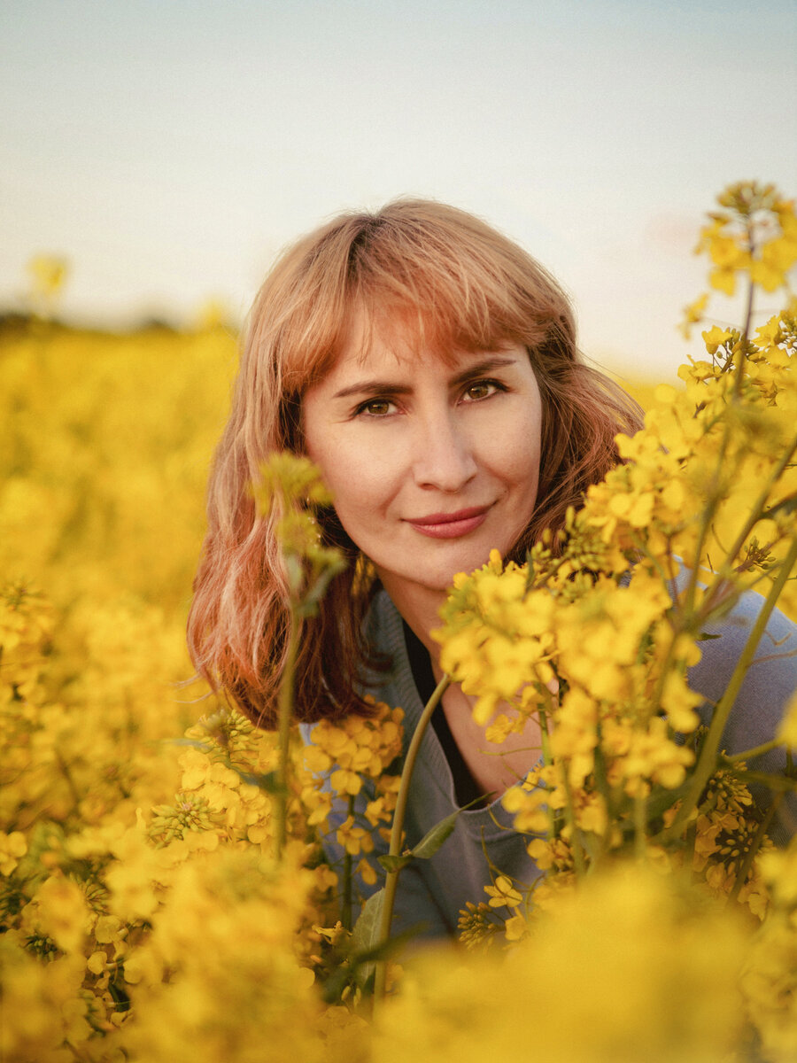 Автор публикует свое фото: первый вариант после ретуши, а второй - исходник.