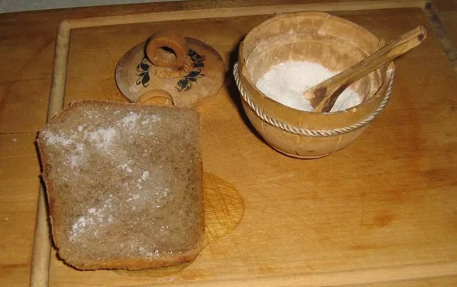 Хлеб с подсолнечным маслом и солью
