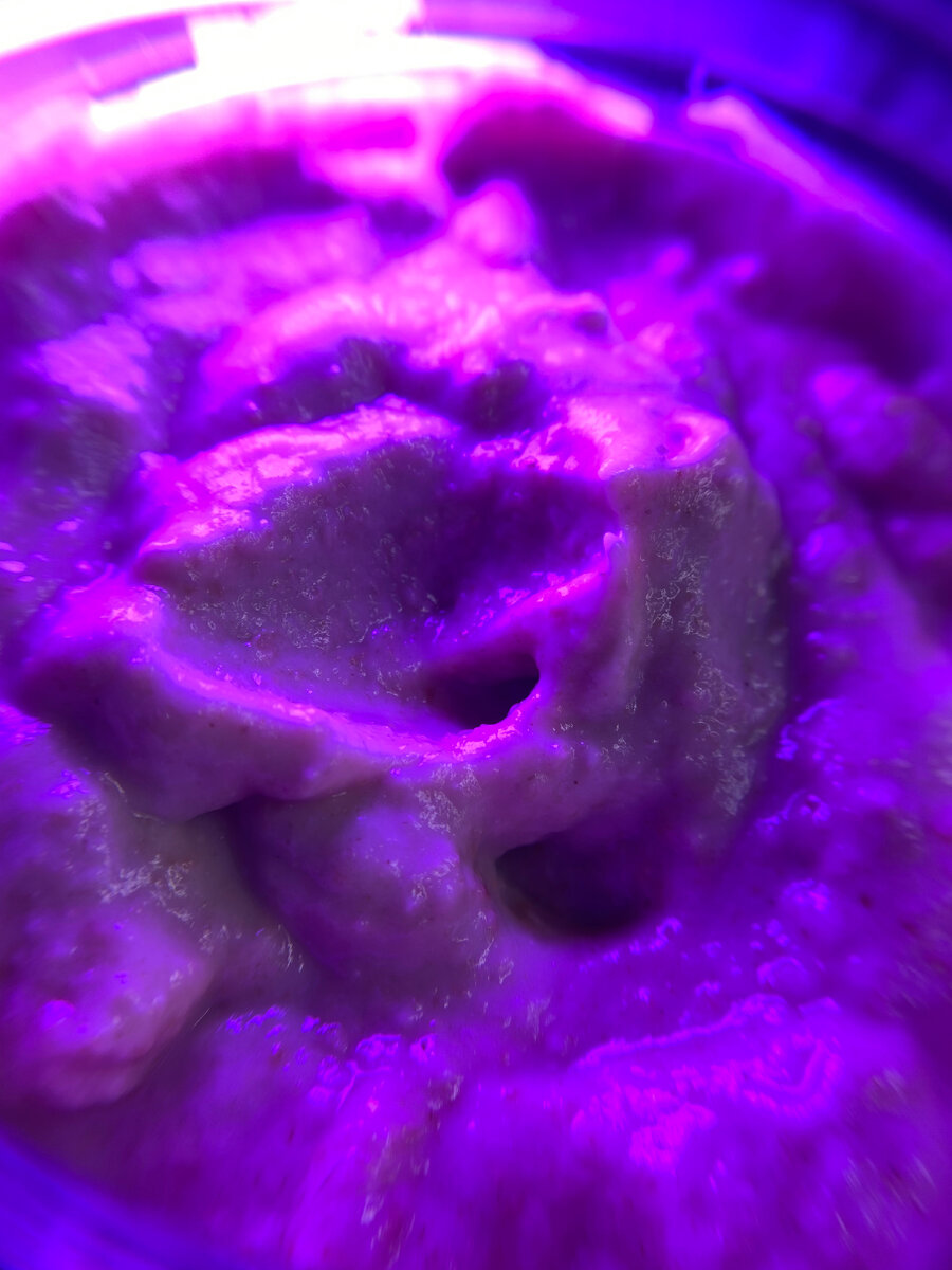 Текстура кремовая. Всегда наношу ватными палочками. 