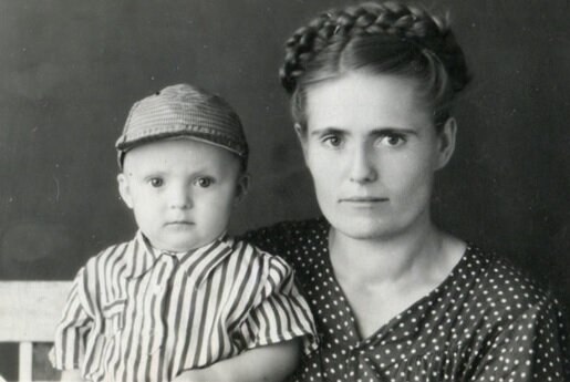 Юный Саша с мамой