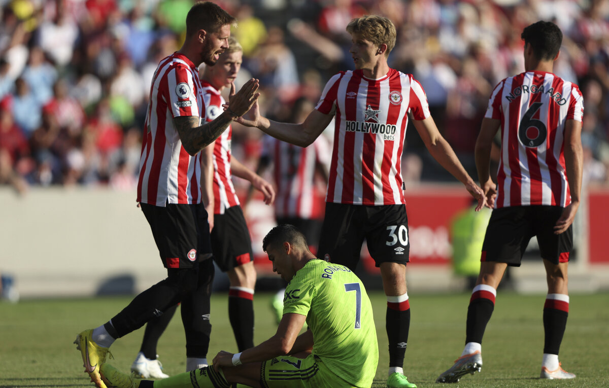    Нападающий "Манчестер Юнайтед" Криштиану Роналду и игроки "Брентфорда"  AP Photo/Ian Walton