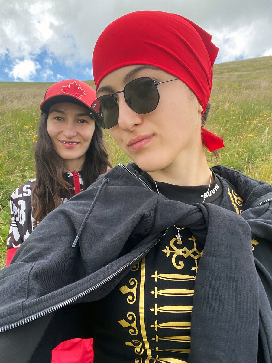 Мы с сестрой на плато Лаго-Наки в многодневном походе