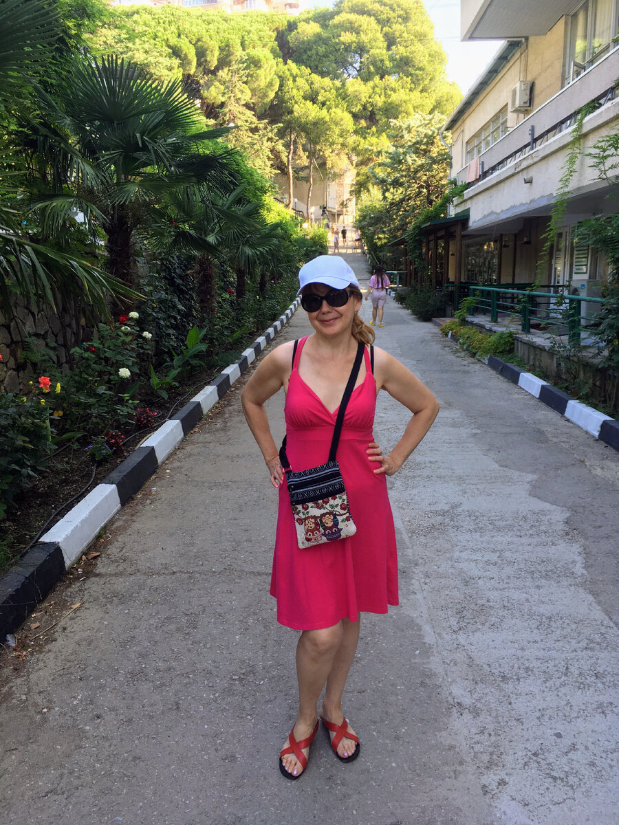 На территории санатория. Позади меня - корпус 3. Слева от меня- столовая, справа за пальмами - бассейн.