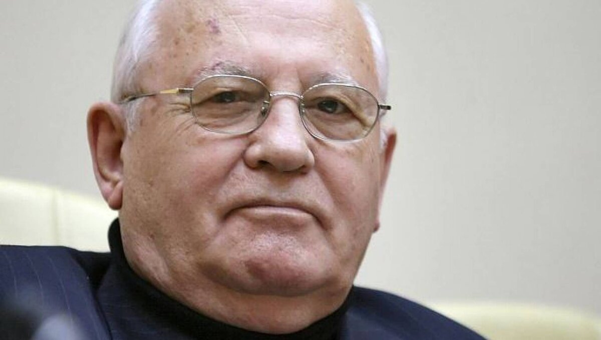 Горбачев перед смертью. Горбачёв перед залом.