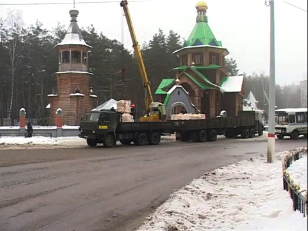 Выгрузка кирпича для строительства Казанского храма; январь 2009 г.