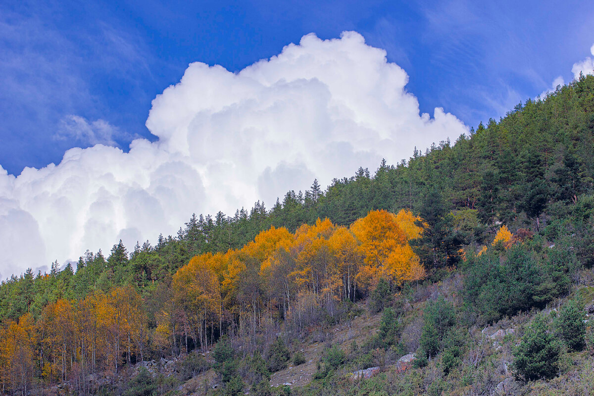 Кучевое облако за одним из отрогов Эльбруса 