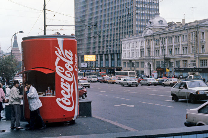 Палатка с рекламой Coca-Cola на Тверской Улице в Москве, 1993 год Фото: РИА Новости