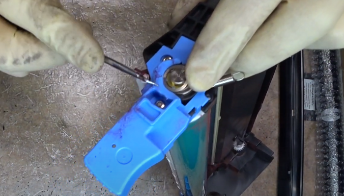 Фото 39. Очищаем поверхность картриджа сервисным пылесосом