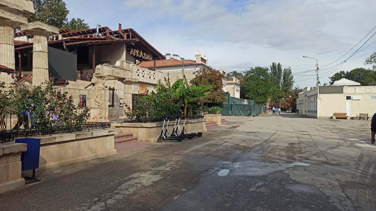 У кафе Аркадия