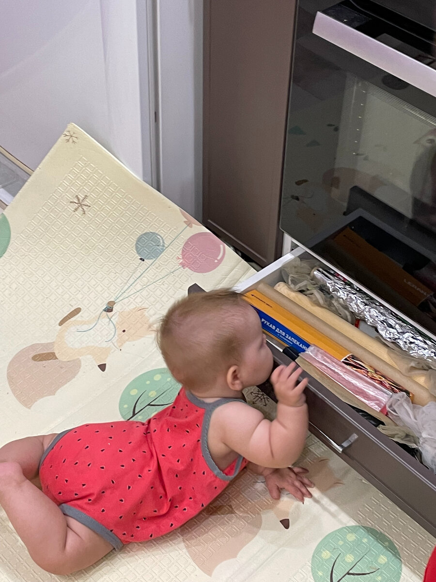 Когда дочь поползла, я выдохнула. Это значило, что моторное развитие идет своим чередом и все траты уж точно не напрасны.