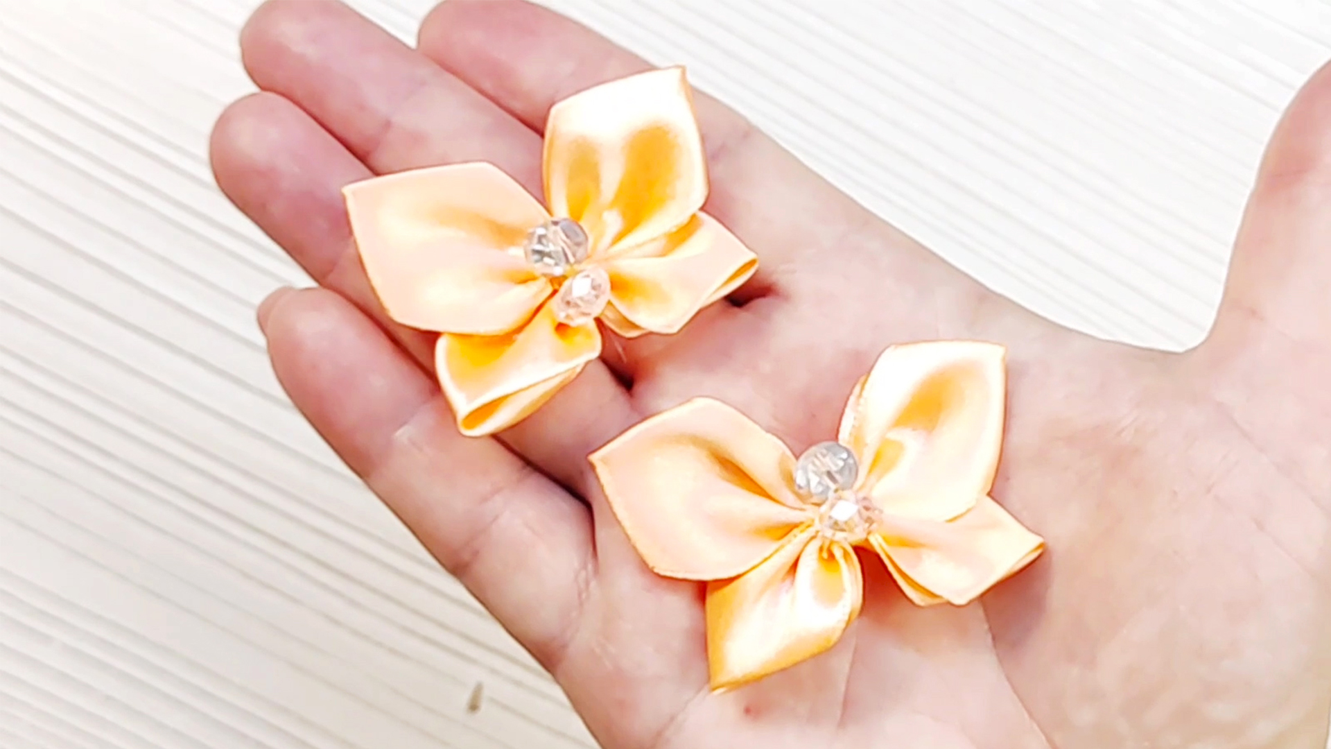 МК Розочки из атласных лент 2,5 см / DIY/ KANZASHI FLOWERS — Video